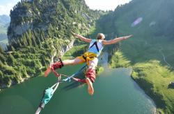 比赛局势复杂引发热议！，萨拉赫在C9比赛中重要助攻再创辉煌时刻